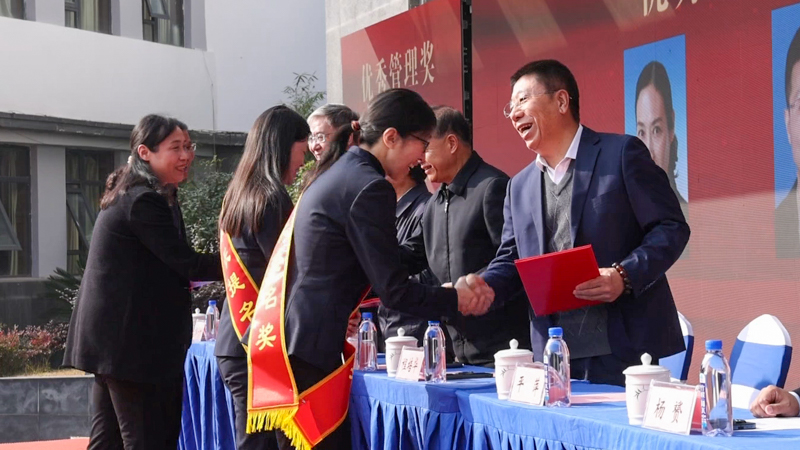 1763385139275260.jpg 程培華理事長(zhǎng)給獲獎(jiǎng)?wù)哳C獎(jiǎng).jpg